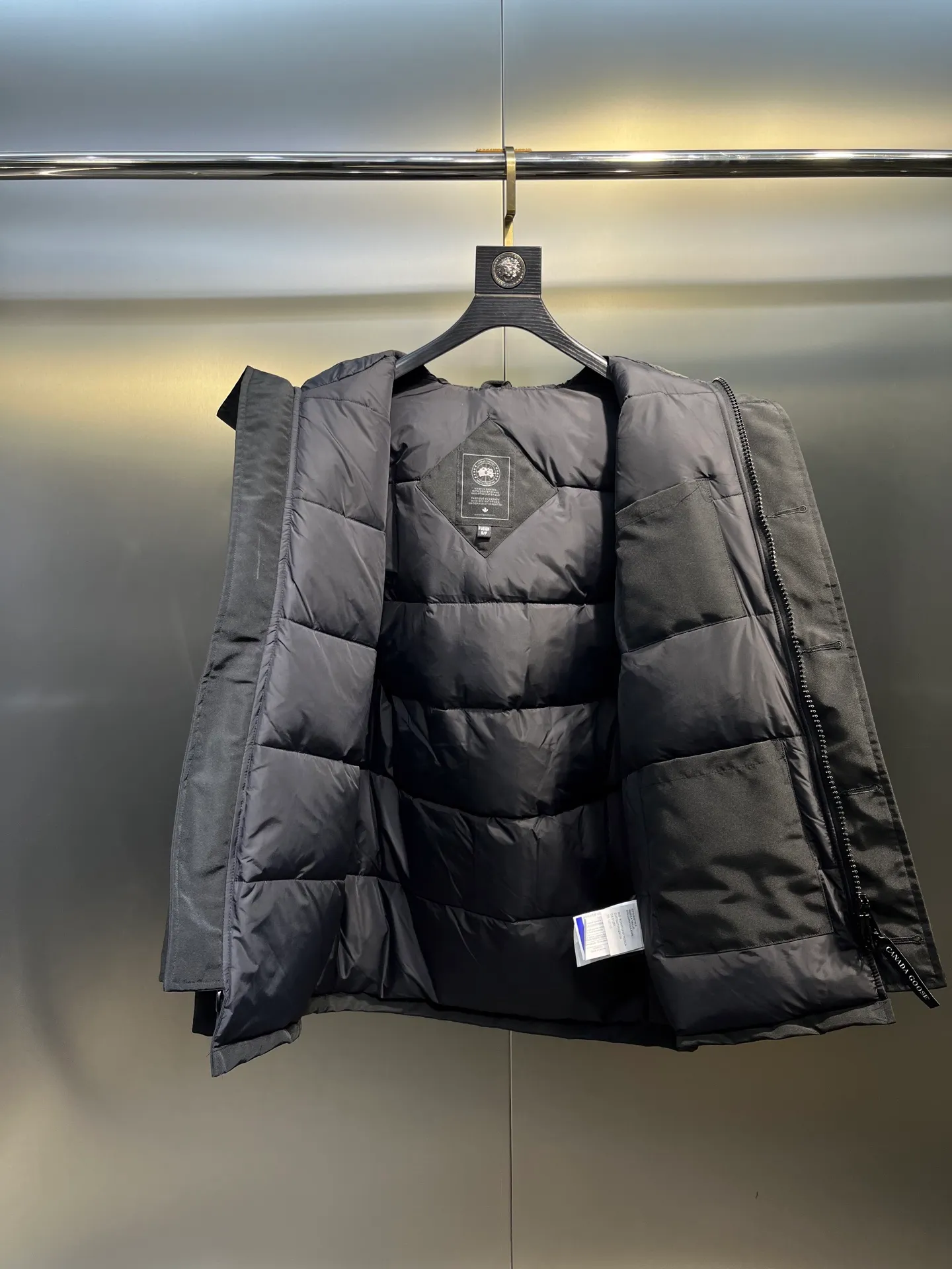 P860 Canada Goose model 06, the same model as the famous star, men's and women's models, with cold-proof flannel on the collar, which is close to the head and neck, comfortable and warm! The fabric is made of high-density nano-level waterproof fabric, which is windproof and wear-resistant and has a certain thickness! Seamless threaded cuffs! Avoid hard knots! It doesn’t matter how low the temperature is this winter, one piece is enough. I’ll give you the wind and temperature! Contains pure duck down, sufficient quantity, unique fashion design + waterproof craft fabric + big brand YKK double zipper pullers, real photos, upright style quality, regardless of the external standard and the internal content, you can feel free to compare it with the softer, easier to wrinkle and lighter version on the market!  size：s-xxl